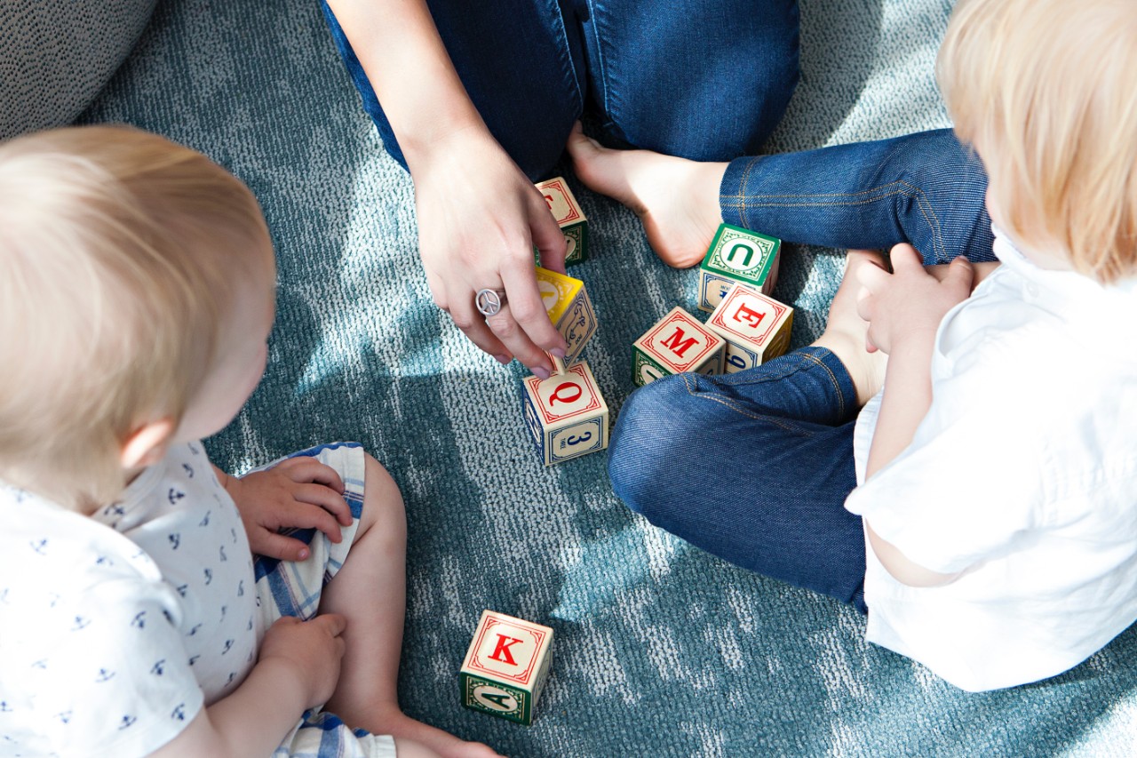 Therapists play with children and blocks in a Speech Therapy Los Angeles program